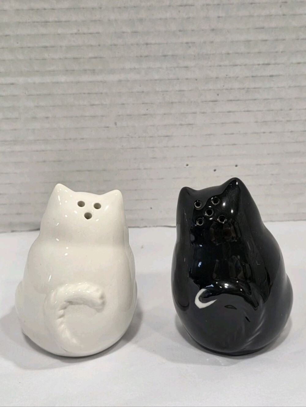 Vintage Ceramic Cats With Fish Salt And Pepper Shakers - Picture 3 of 7